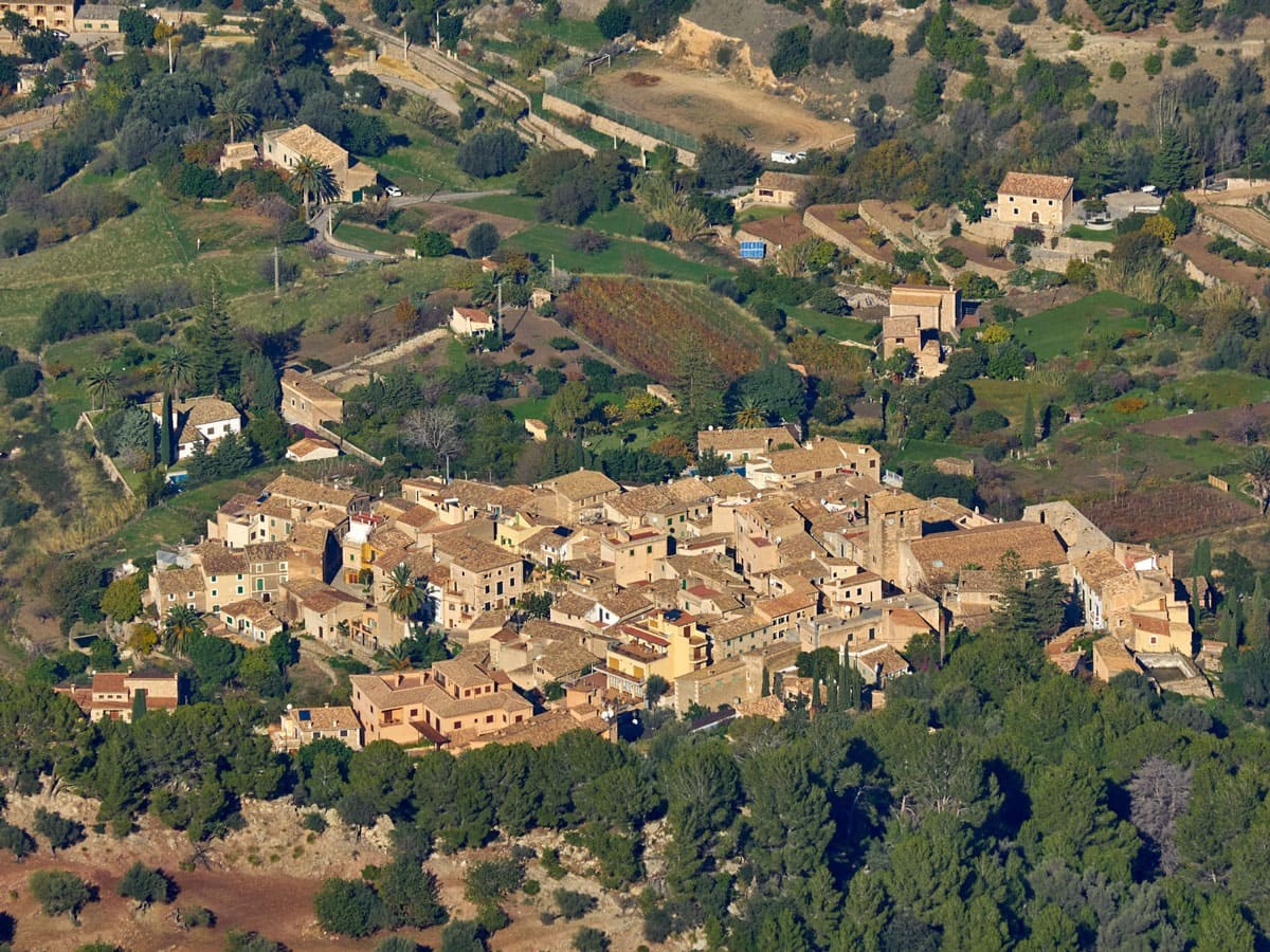 Vista aérea del pueblo de Estellencs